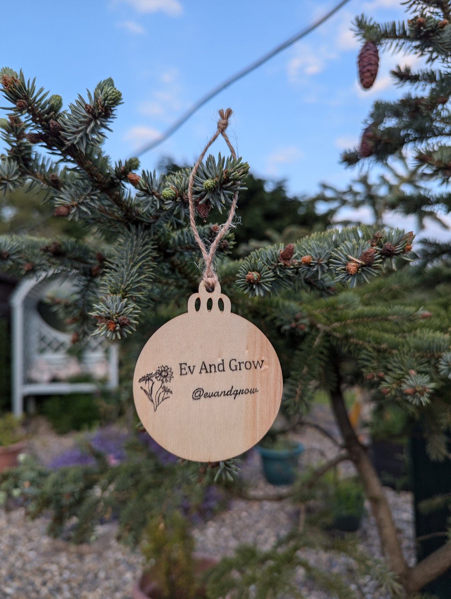 Bumble bee Handcrafted Floral Wooden Ornament✨